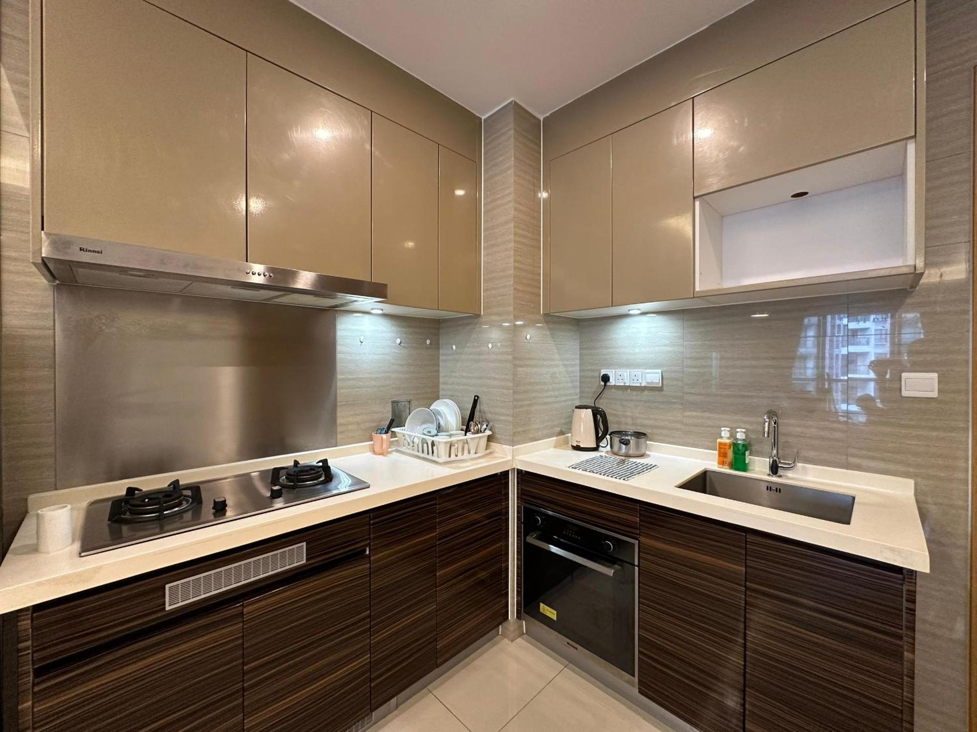 Apartemen R&f 2 Bedroom 4 Pax High Floor Netflix Wifi *