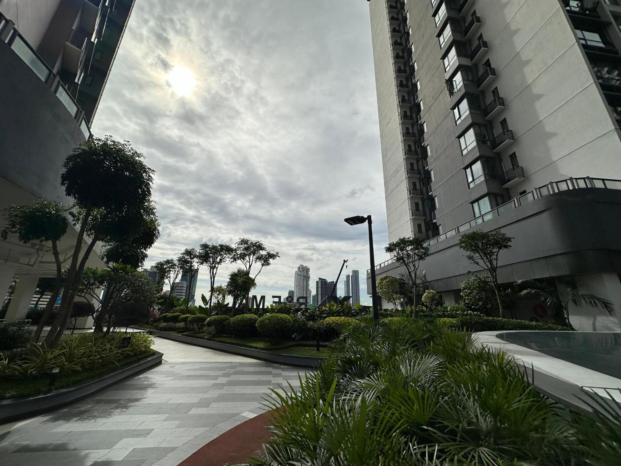 Apartemen R&f 2 Bedroom 4 Pax High Floor Netflix Wifi Johor Bahru